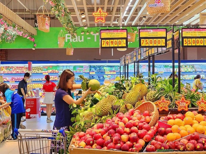 Người tiêu dùng mua sắm tại siêu thị Co.opmart trong dịp cao điểm giữa năm 2025, cho thấy sức mua nội địa đang phục hồi mạnh mẽ.