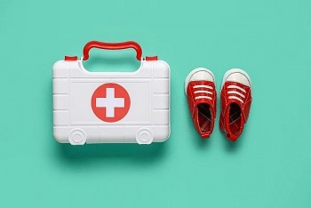 Bão Wipha tiến vào Biển Đông: Những các món đồ cha mẹ cần sắm ngay để bảo vệ trẻ nhỏ