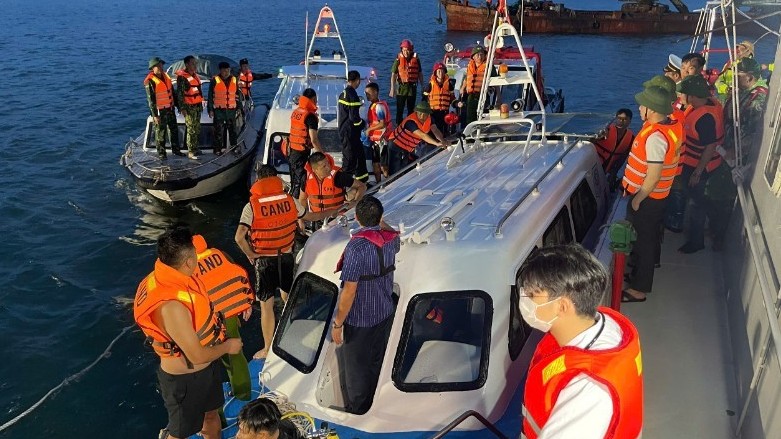 Thủ tướng Chính phủ yêu cầu khẩn trương tìm kiếm cứu nạn, khắc phục hậu quả vụ lật tàu tại Quảng Ninh
