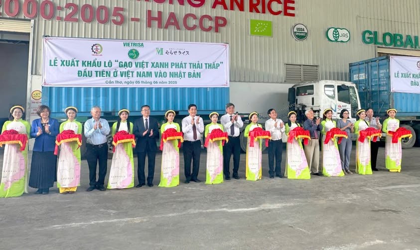 Lễ xuất khẩu lô hàng “Gạo Việt xanh phát thải thấp” sang thị trường Nhật Bản.