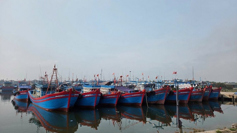 Tàu thuyền khẩn trương quay về tránh trú bão trước cảnh báo thời tiết nguy hiểm trên biển