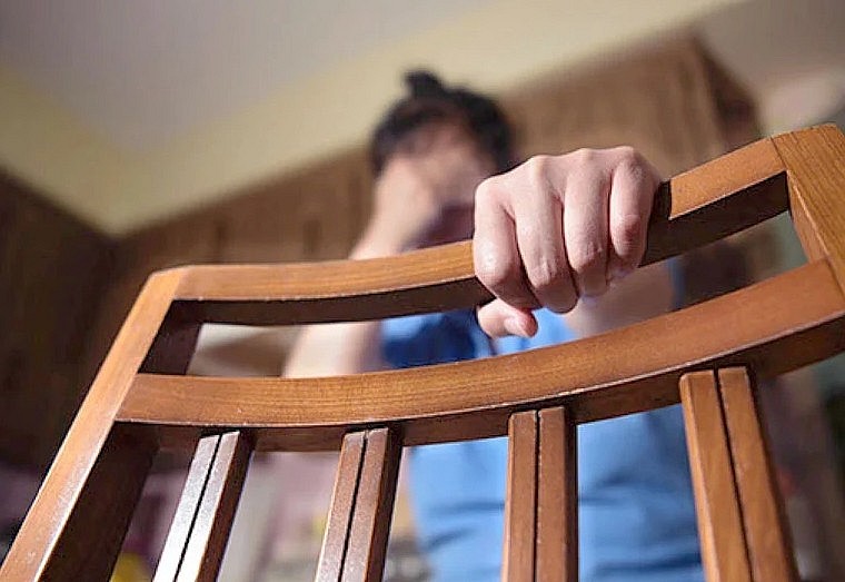 Những cơn chóng mặt, xây xẩm bất chợt mỗi khi thay đổi tư thế, đặc biệt là từ nằm hoặc ngồi sang đứng. 