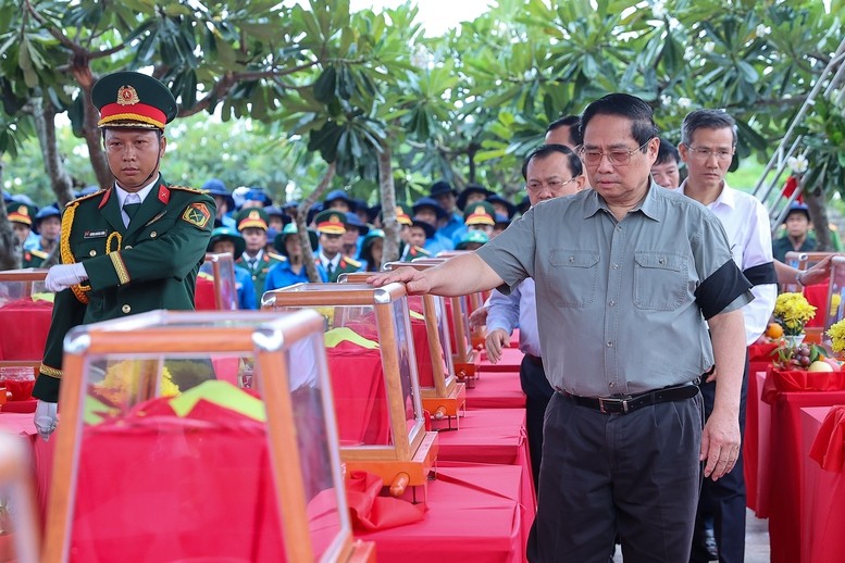 Thủ tướng Phạm Minh Chính cùng đoàn công tác dự lễ viếng, lễ truy điệu và an táng hài cốt liệt sĩ tại Nghĩa trang liệt sĩ Dốc Bà Đắc - Ảnh: VGP