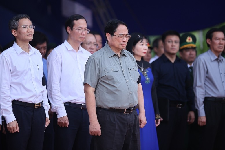 Thủ tướng Phạm Minh Chính và các đại biểu bày tỏ lòng biết ơn sâu sắc đối với những người con ưu tú của Tổ quốc đã anh dũng chiến đấu, hy sinh cho nền hòa bình, độc lập, thống nhất của Tổ quốc - Ảnh: VGP