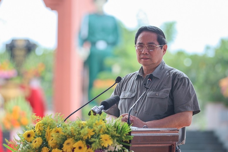 Thủ tướng ghi nhận và đặc biệt trân trọng những nỗ lực, quyết tâm và thành tích đạt được trong công tác tìm kiếm, quy tập hài cốt liệt sĩ của Quân khu 9 - Ảnh: VGP