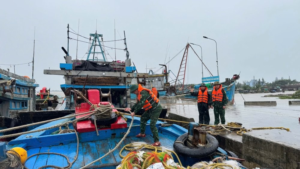 Bộ đội Biên phòng Ninh Bình giúp ngư dân ứng phó với bão số 3. Ảnh: Bộ đội Biên phòng.