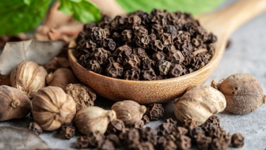 Giá tiêu hôm nay 22/7: Duy trì đỉnh 140.000 đồng/kg, thị trường vẫn "nín thở" chờ lực đẩy mới