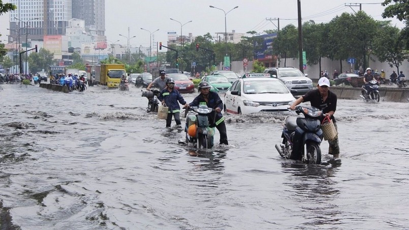 Theo kinh nghiệm từ các chuyên gia xe cộ, khi xe bị chết máy giữa vùng ngập, hành động sai lầm nhất là cố gắng khởi động lại máy.