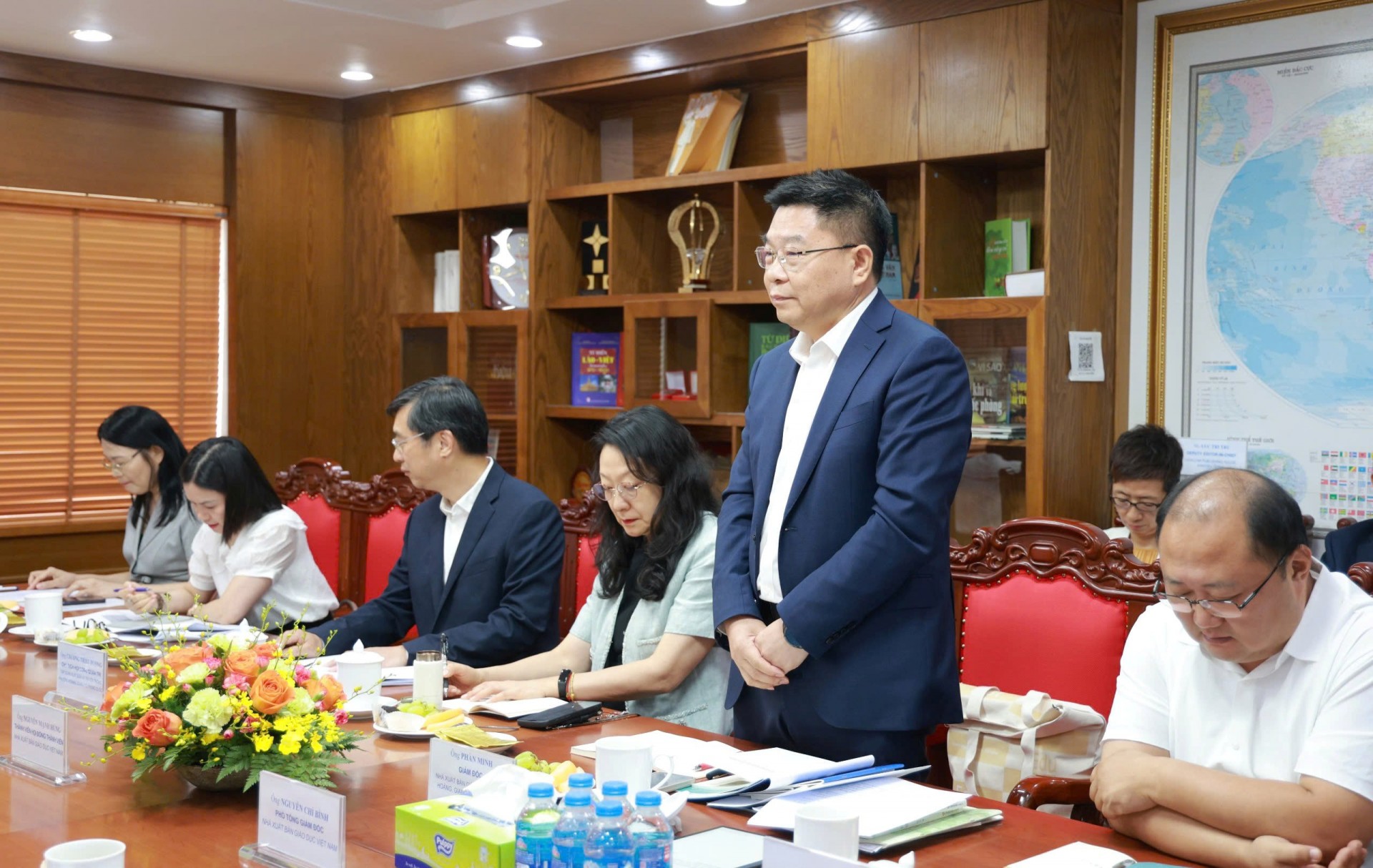 Ông Phàn Minh – Giám đốc Nhà xuất bản Giáo dục Phượng Hoàng, Giang Tô phát biểu tại buổi lễ
