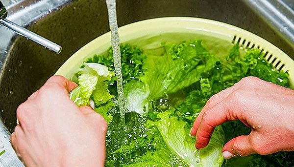 Rửa rau bằng giấm, muối, baking soda có thực sự làm sạch như bạn nghĩ?