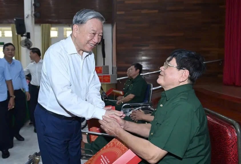 Tổng Bí thư Tô Lâm tặng quà thương binh nặng tại Trung tâm Điều dưỡng thương binh Thuận Thành (phường Ninh Xá, tỉnh Bắc Ninh).