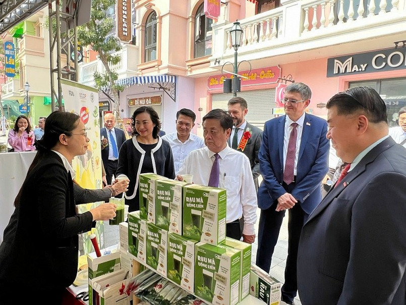 Người tiêu dùng quốc tế tìm hiểu sản phẩm OCOP Việt Nam tại hội chợ thương mại quốc tế năm 2025. Sự quan tâm cao nhưng sản phẩm vẫn gặp rào cản về chiến lược tiếp cận thị trường.