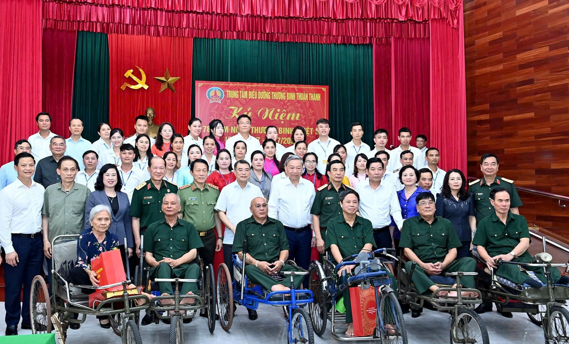 Tổng Bí thư Tô Lâm với các thương binh nặng và các đại biểu.
