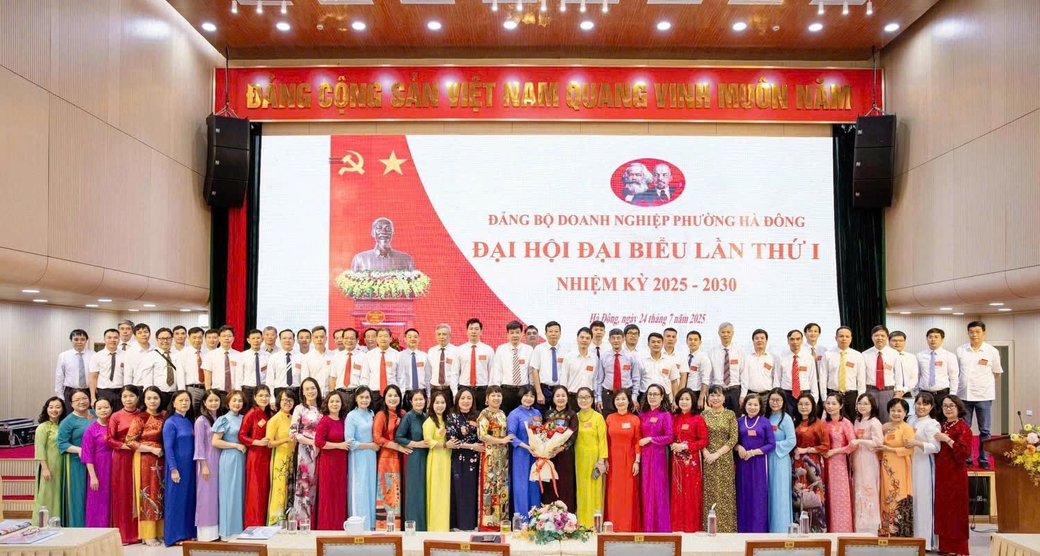 Các đại biểu chụp ảnh lưu niệm