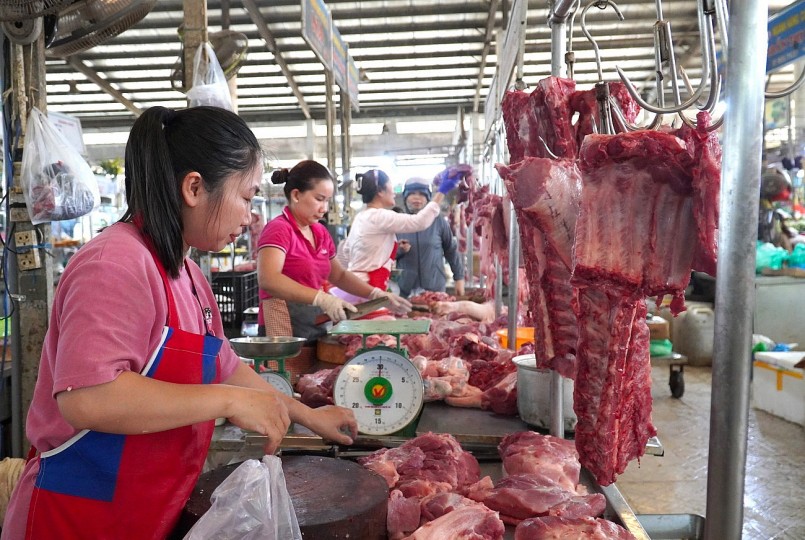 Vì sao thịt heo rớt giá, ế chưa từng có?
