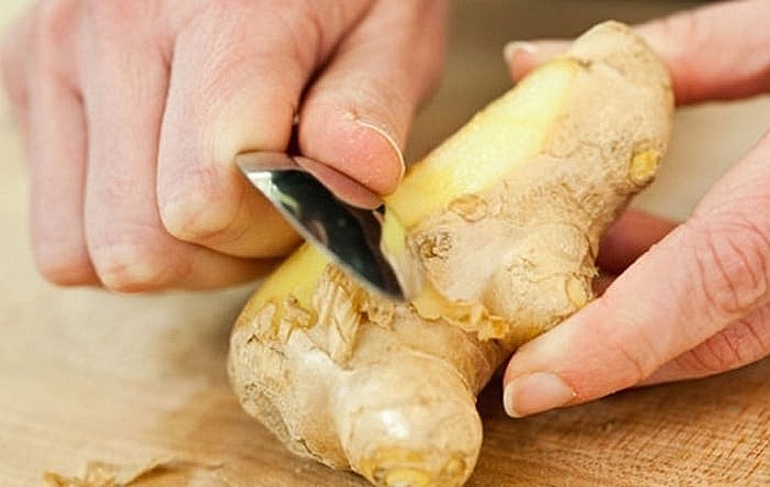 Mỗi khi chuẩn bị một món ăn cần đến gừng, từ nồi cá kho đậm vị, bát cháo hành giải cảm đến ly trà gừng ấm nóng, hành động đầu tiên của chúng ta gần như theo bản năng là dùng dao cạo sạch lớp vỏ sần sùi bên ngoài. 