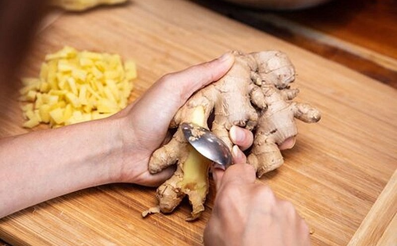 Lương y đa khoa Bùi Đắc Sáng (Viện Hàn lâm Khoa học và Công nghệ Việt Nam) khuyến nghị nếu sử dụng gừng để sắc thuốc, ngâm chân hoặc chườm nóng, có thể giữ nguyên vỏ sau khi đã rửa sạch kỹ.