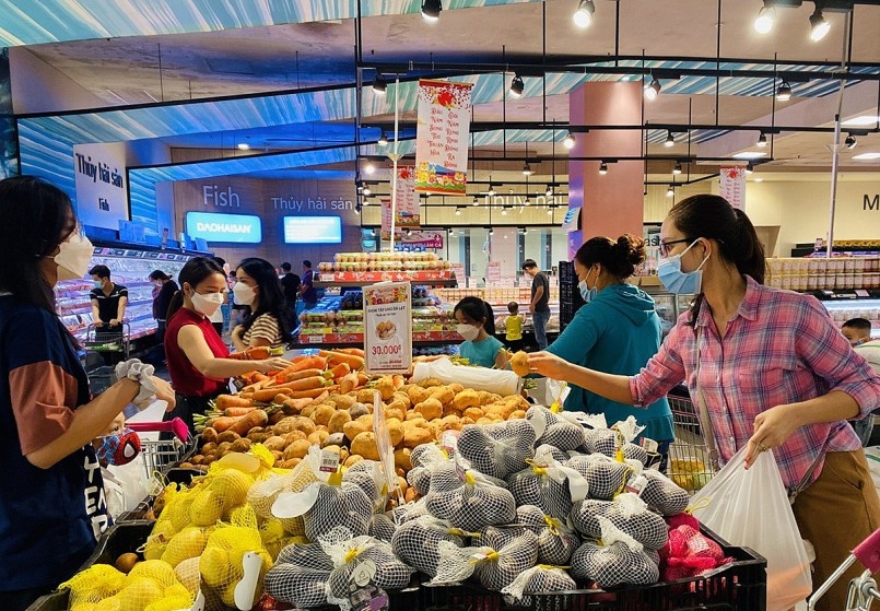 Người tiêu dùng mua rau củ quả trong siêu thị với mức giá cao do chi phí logistics và tổn thất sau thu hoạch còn lớn.