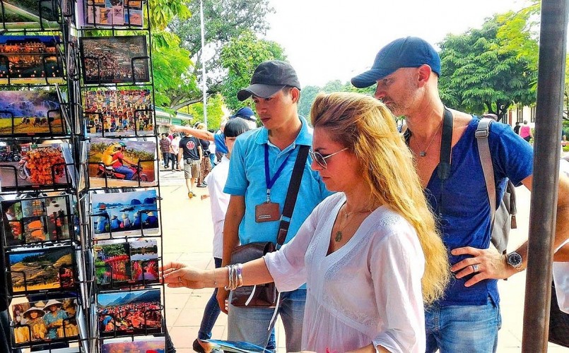 Khách quốc tế tham quan, tìm hiểu thông tin điểm đến Việt Nam – một trong những thị trường trọng điểm được ngành du lịch tập trung xúc tiến, quảng bá trong năm 2025.
