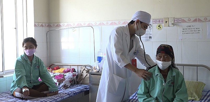 Đồng bào dân tộc thiểu số tại bệnh viện.