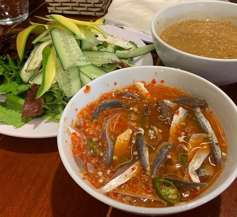 Gỏi cá Nam Ô truyền thống có hai phiên bản chính là gỏi khô và gỏi ướt, mỗi loại mang một nét hấp dẫn riêng.