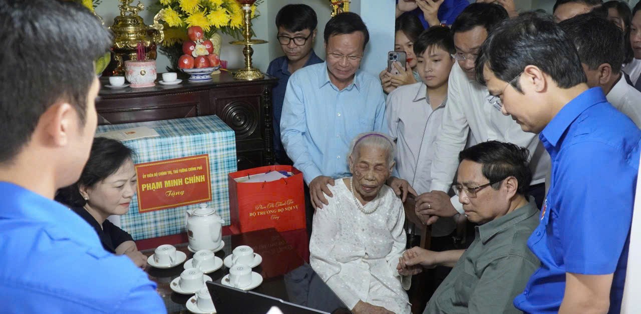 Thủ tướng Phạm Minh Chính tri ân các anh hùng liệt sĩ tại Quảng Trị
