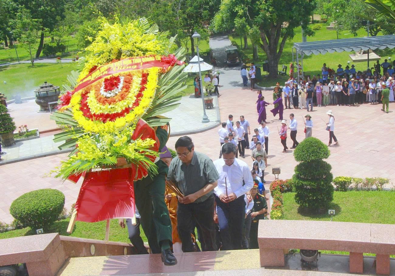 Thủ tướng Phạm Minh Chính tri ân các anh hùng liệt sĩ tại Quảng Trị