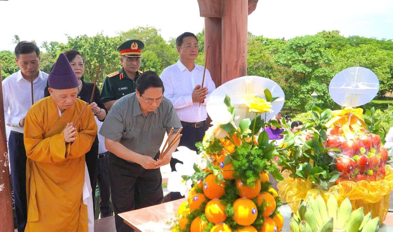 Thủ tướng Phạm Minh Chính tri ân các anh hùng liệt sĩ tại Quảng Trị