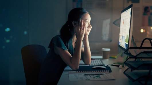 Những thói quen hàng ngày đang âm thầm phá hủy đôi mắt của bạn