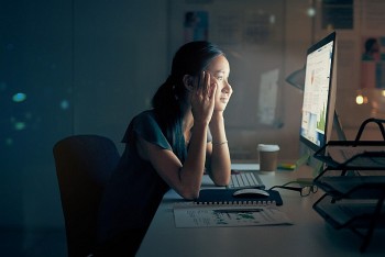 Những thói quen hàng ngày đang âm thầm phá hủy đôi mắt của bạn