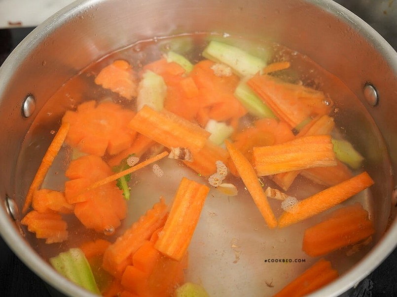 Beta-carotene trong cà rốt là tiền chất của vitamin A, sẽ được hấp thụ tốt hơn nhiều khi cà rốt được nấu chín. Vitamin A rất cần thiết cho sự phát triển, chức năng miễn dịch và thị lực.