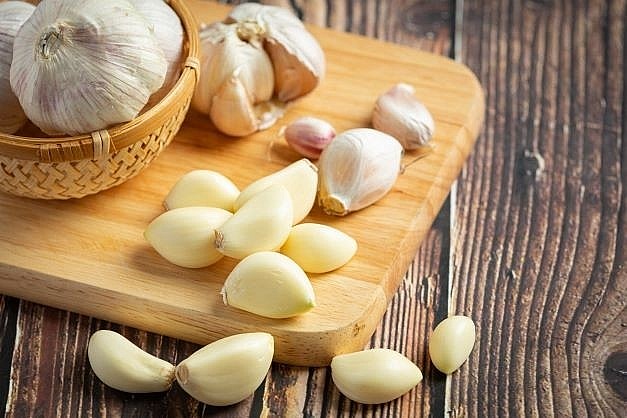 Một nghiên cứu năm 2013 cho thấy tiêu thụ tỏi sống hai lần trở lên mỗi tuần có thể giảm nguy cơ ung thư phổi.