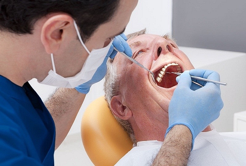 Khám răng định kỳ và vệ sinh đúng cách là bí quyết vàng để bảo tồn răng thật suốt đời.
