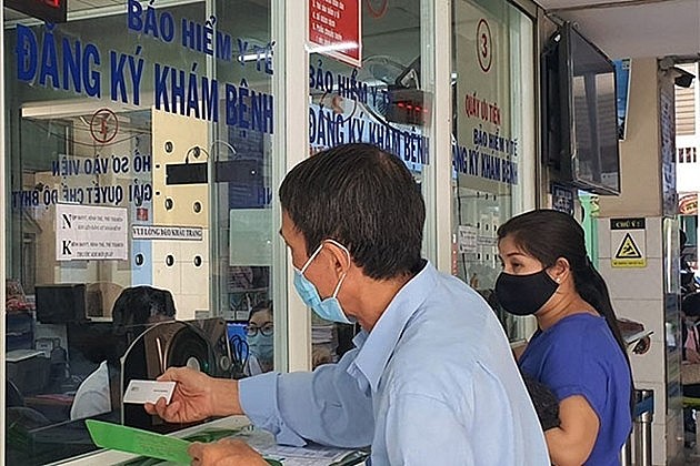 Người dân sử dụng thẻ BHYT khi khám chữa bệnh tại bệnh viện công – bước nền tảng để tiến tới miễn viện phí toàn dân.