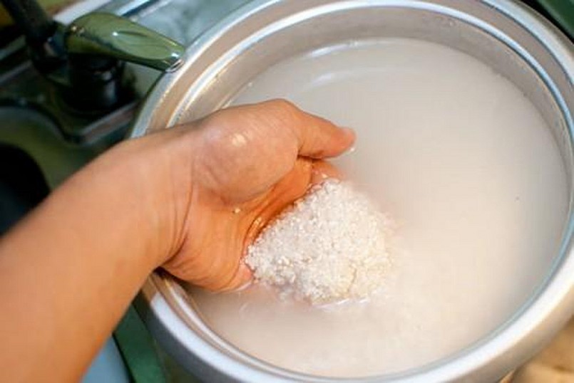 Vo gạo đúng cách và ngâm gạo trước khi nấu giúp cơm tơi xốp, không bị nát 