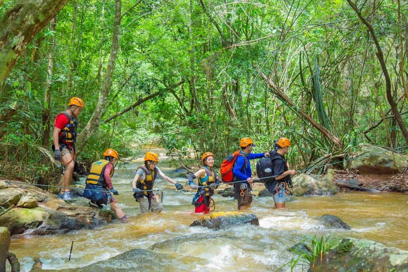 Người trẻ trải nghiệm du lịch khám phá thiên nhiên – xu hướng thể hiện tinh thần năng động và gắn bó với du lịch bền vững.
