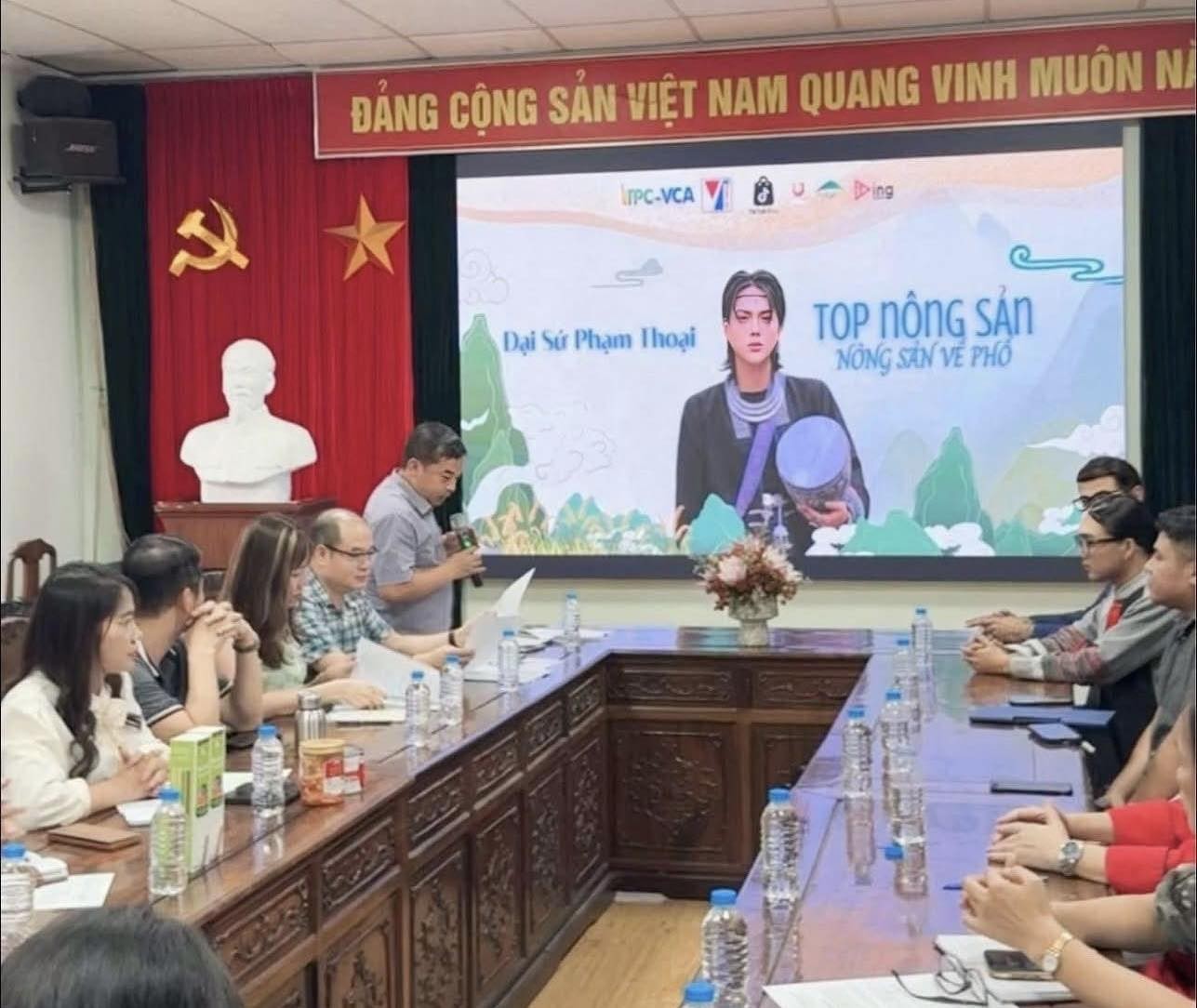 Hình ảnh Phạm Thoại làm đại sứ xuất hiện tại buổi thông tin về Chuỗi sự kiện “Top Nông sản - Nông sản về phố”