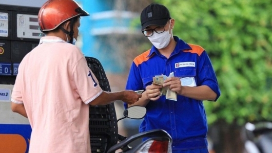 Giá xăng tăng từ 15h chiều nay, RON95-III áp sát mốc 20.000 đồng