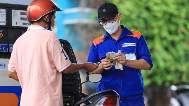 Giá xăng tăng từ 15h chiều nay, RON95-III áp sát mốc 20.000 đồng