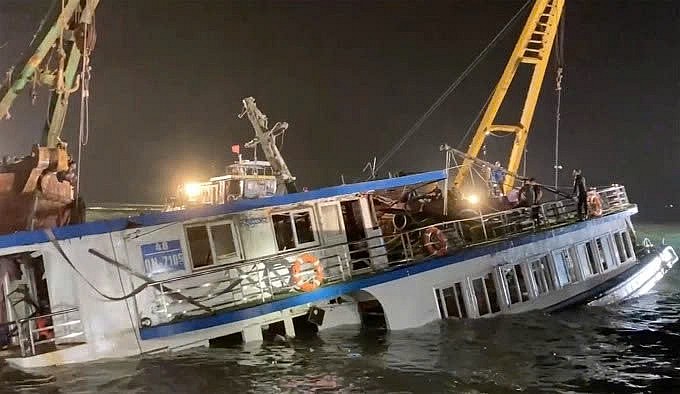 Hiện trường tàu Vịnh Xanh 58 bị lật trên vịnh Hạ Long khiến dư luận bàng hoàng – kéo theo làn sóng hủy tour và tâm lý e ngại với du lịch biển.