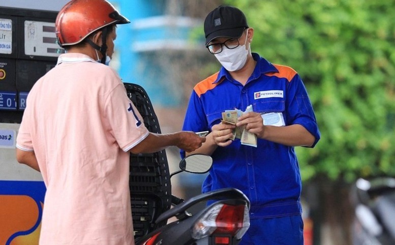 Giá xăng tăng từ 15h chiều nay, RON95-III áp sát mốc 20.000 đồng