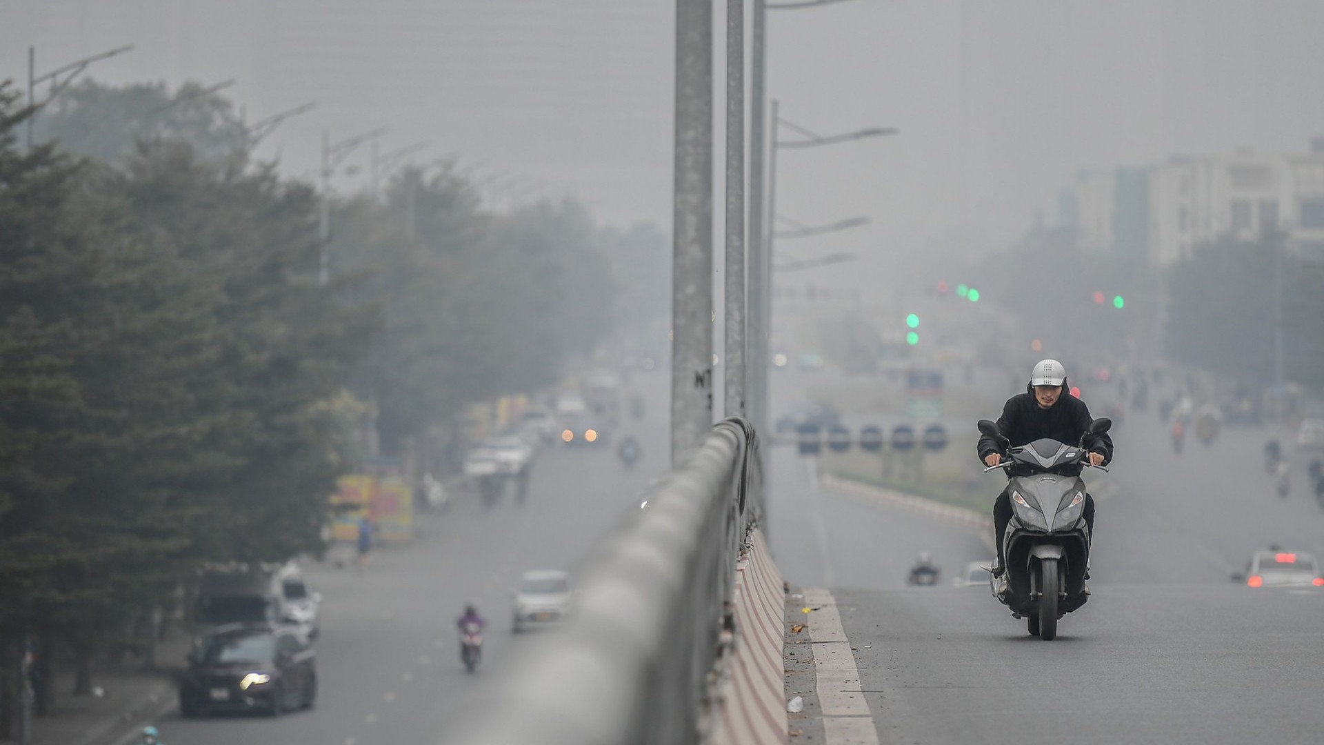 Ô nhiễm không khí ở Hà Nội, TP.HCM: Báo động đỏ giữa mùa mưa