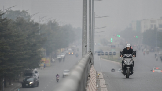 Ô nhiễm không khí ở Hà Nội, TP.HCM: Báo động đỏ giữa mùa mưa