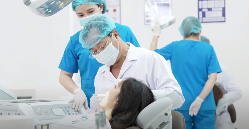 Khám răng định kỳ giúp phát hiện sớm các nguyên nhân gây hôi miệng từ khoang miệng như viêm nướu, sâu răng hay mảng bám lưỡi.