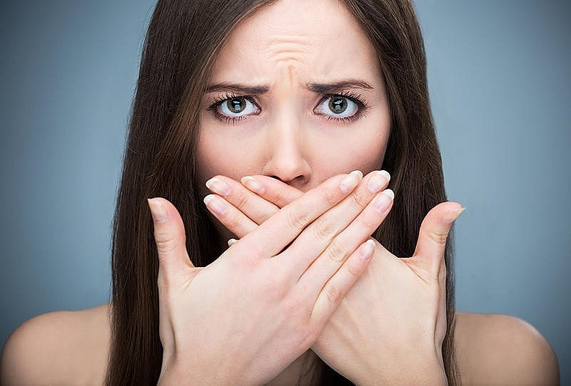 Khi đối mặt với tình trạng hôi miệng, nhiều người thường loay hoay với các giải pháp tạm thời như nhai kẹo cao su, dùng nước súc miệng hay thậm chí đánh răng nhiều lần