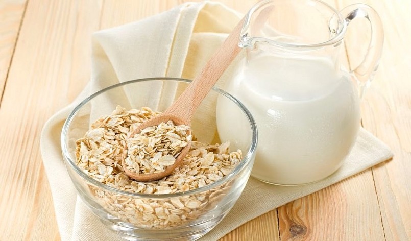 Bắt đầu ngày mới với sữa ít béo và thực phẩm giàu chất xơ, vitamin C là bước đầu quan trọng giúp kiểm soát axit uric.