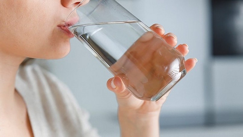 Uống đủ 2-3 lít nước mỗi ngày giúp pha loãng nồng độ axit uric trong máu và nước tiểu.