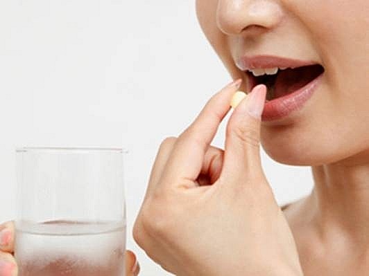 Một quyết định tưởng chừng đơn giản như chọn nước nóng, nước lạnh hay nước ở nhiệt độ phòng lại có thể tạo ra sự khác biệt lớn trong việc thuốc được cơ thể hấp thu và phát huy tác dụng như thế nào.