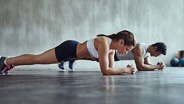 Giữ đúng tư thế Plank giúp kích hoạt toàn bộ nhóm cơ lõi và bảo vệ cột sống.