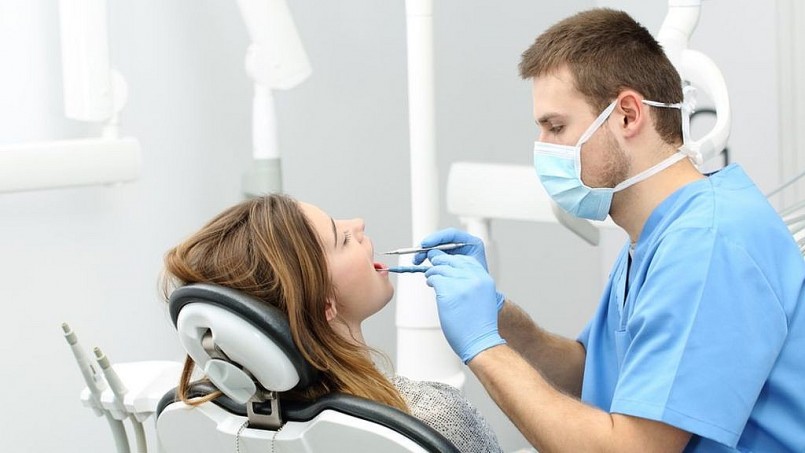 Bác sĩ phẫu thuật, nha sĩ: Công việc của họ đòi hỏi sự tập trung cao độ dưới nguồn ánh sáng mạnh của đèn mổ hoặc đèn khám.